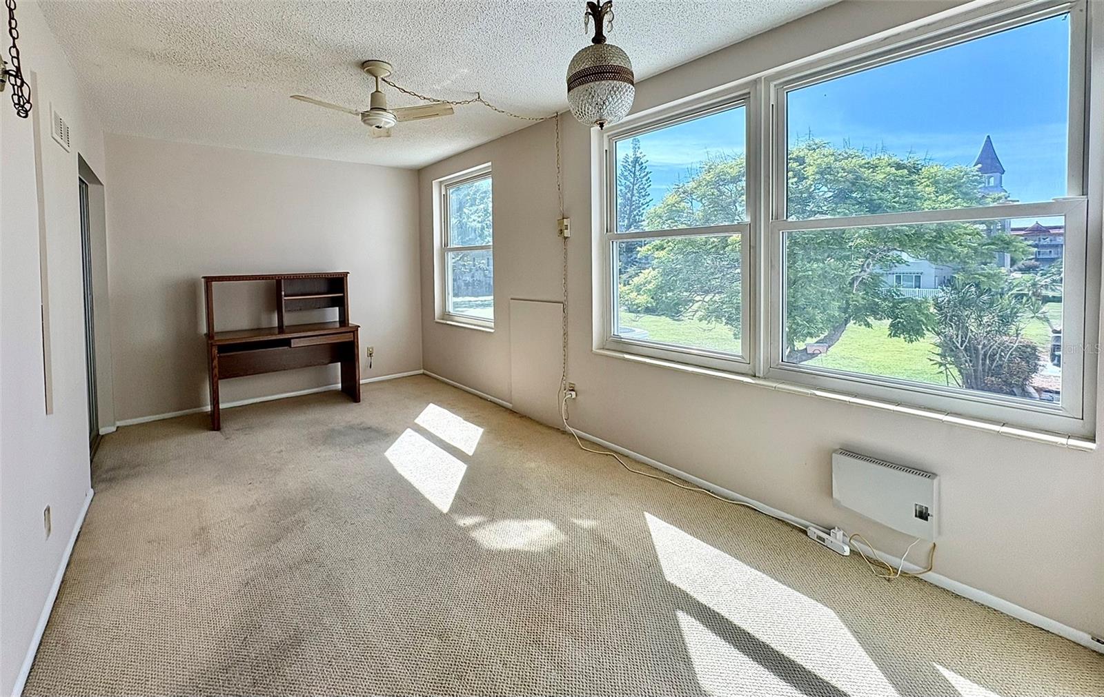 Image 12 of 43 For 2428 Columbia Drive 36