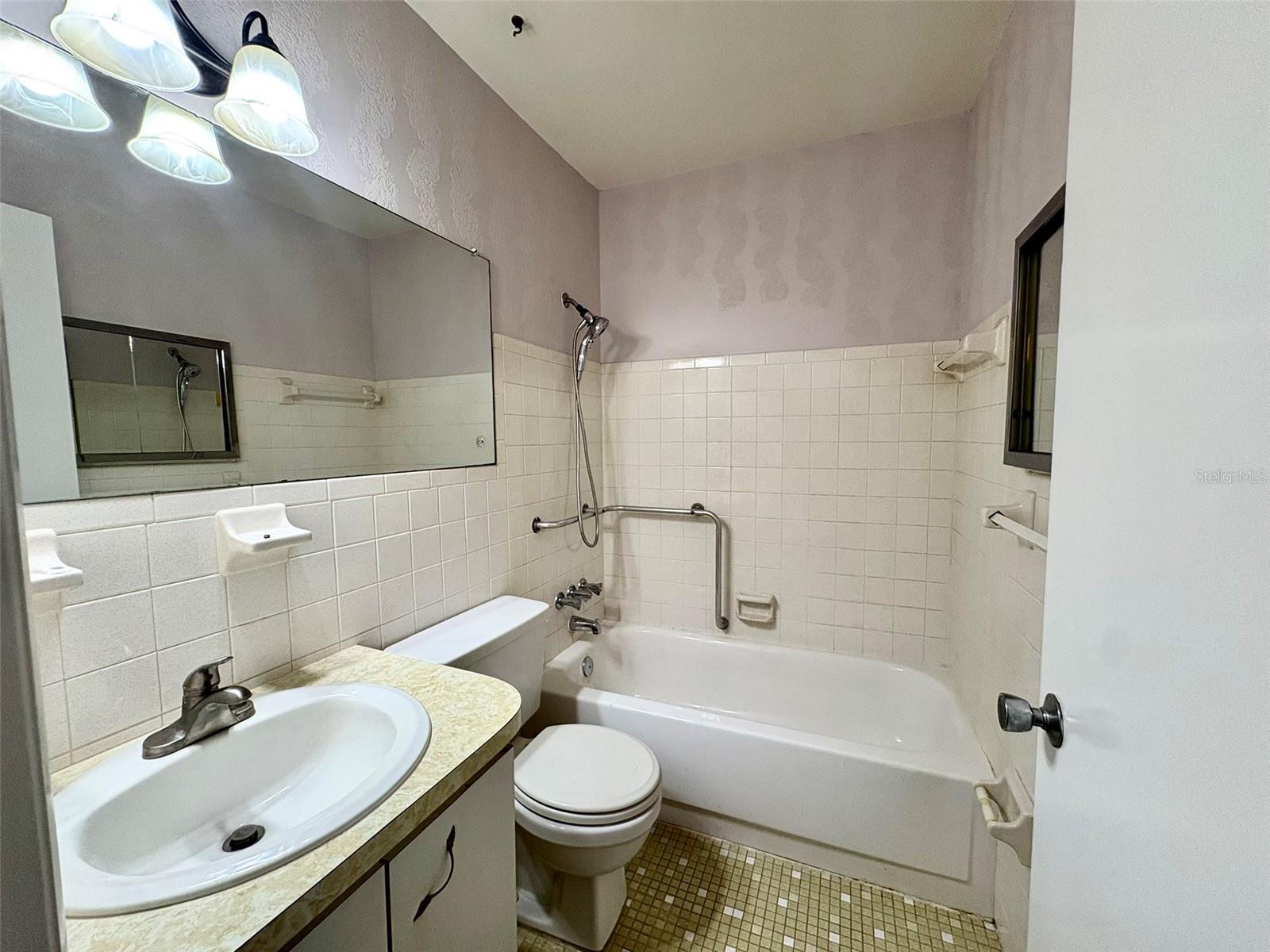Image 19 of 43 For 2428 Columbia Drive 36
