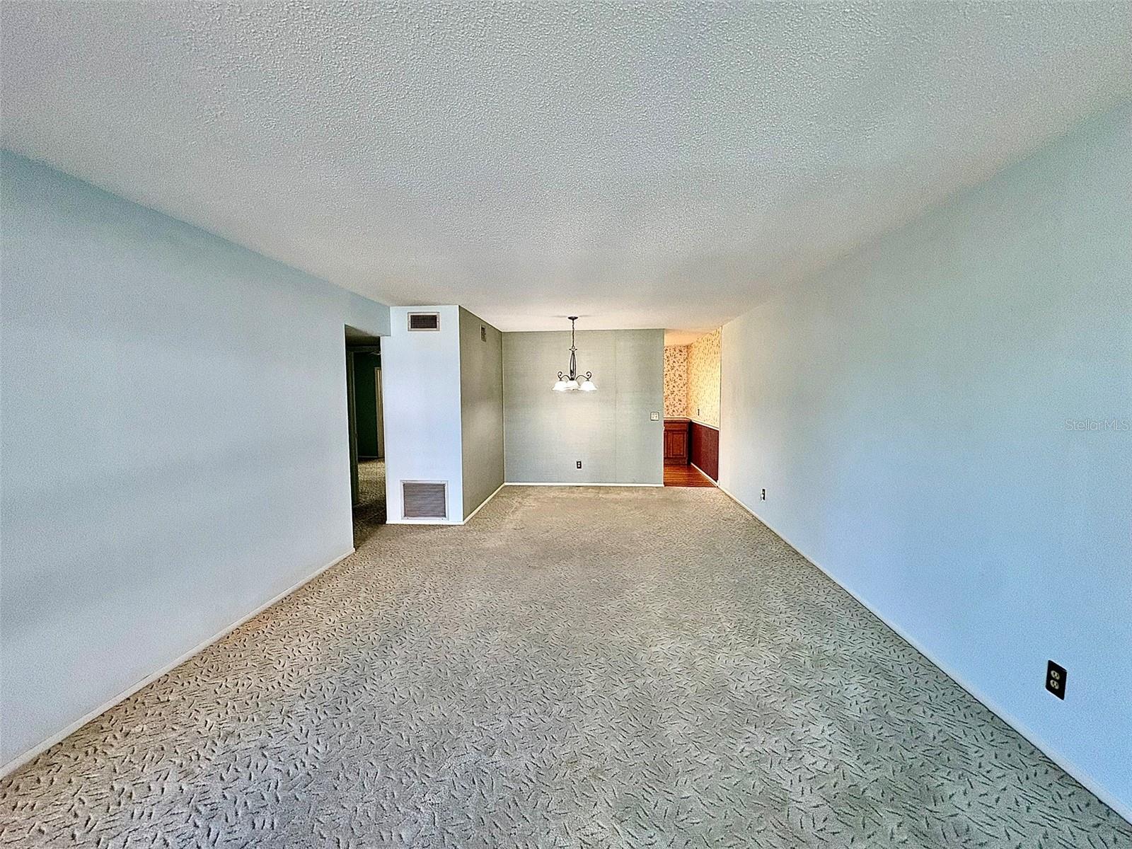 Image 6 of 43 For 2428 Columbia Drive 36