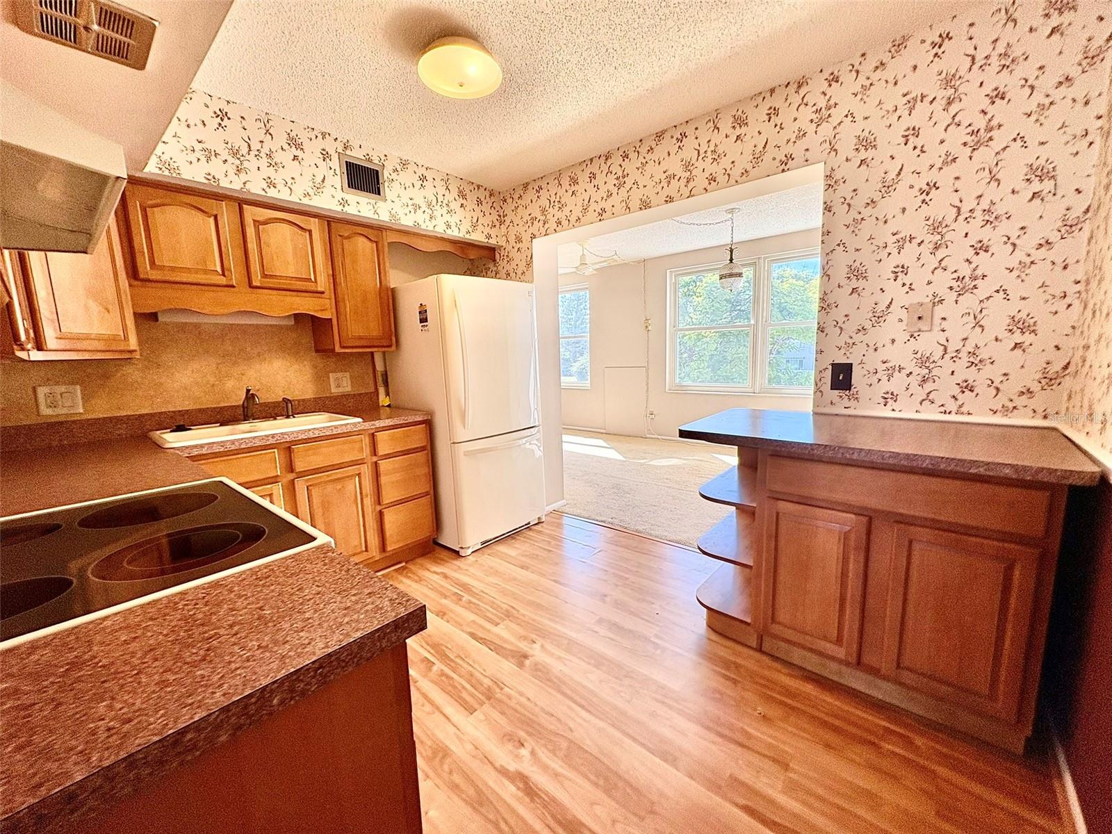 Image 9 of 43 For 2428 Columbia Drive 36