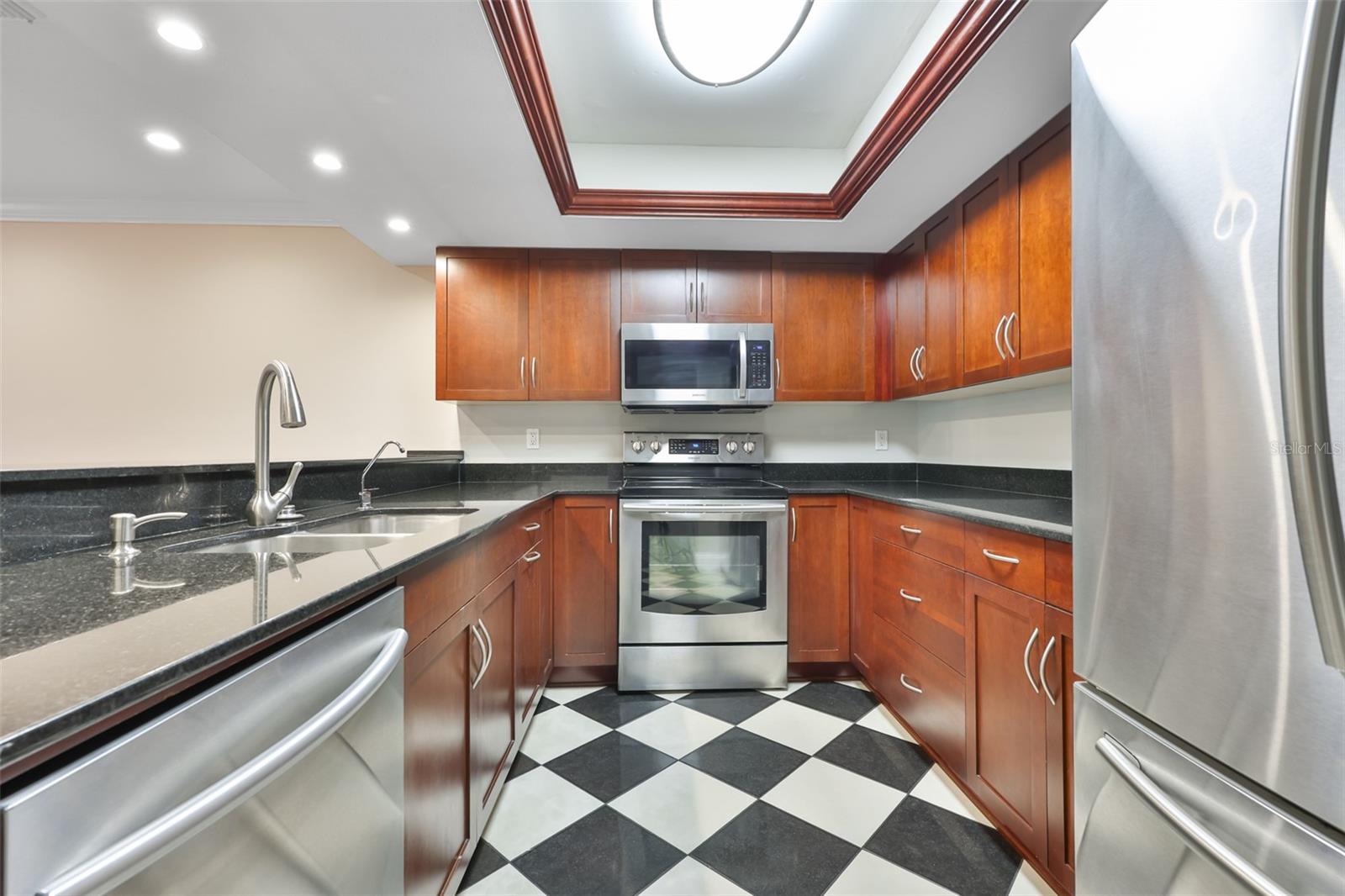 Image 3 of 40 For 606 Glen Avenue 10
