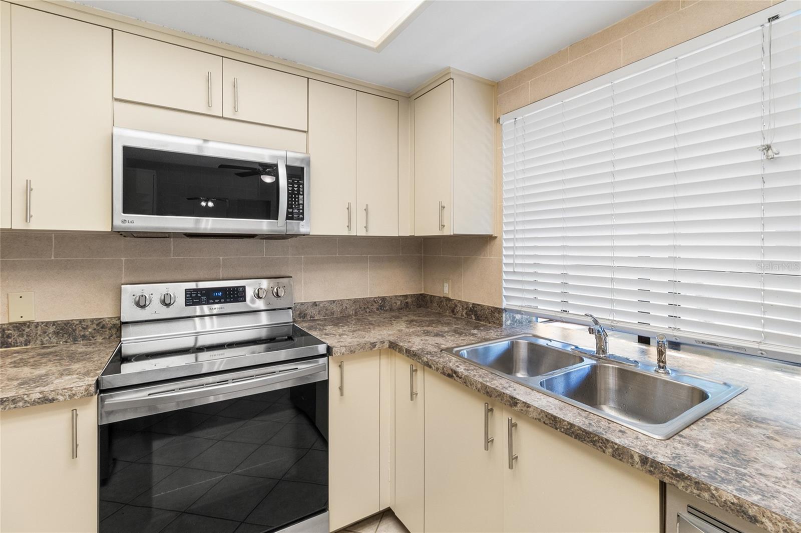 Image 13 of 45 For 3016 Landmark Boulevard 401
