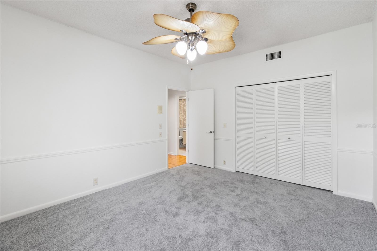 Image 31 of 45 For 3016 Landmark Boulevard 401