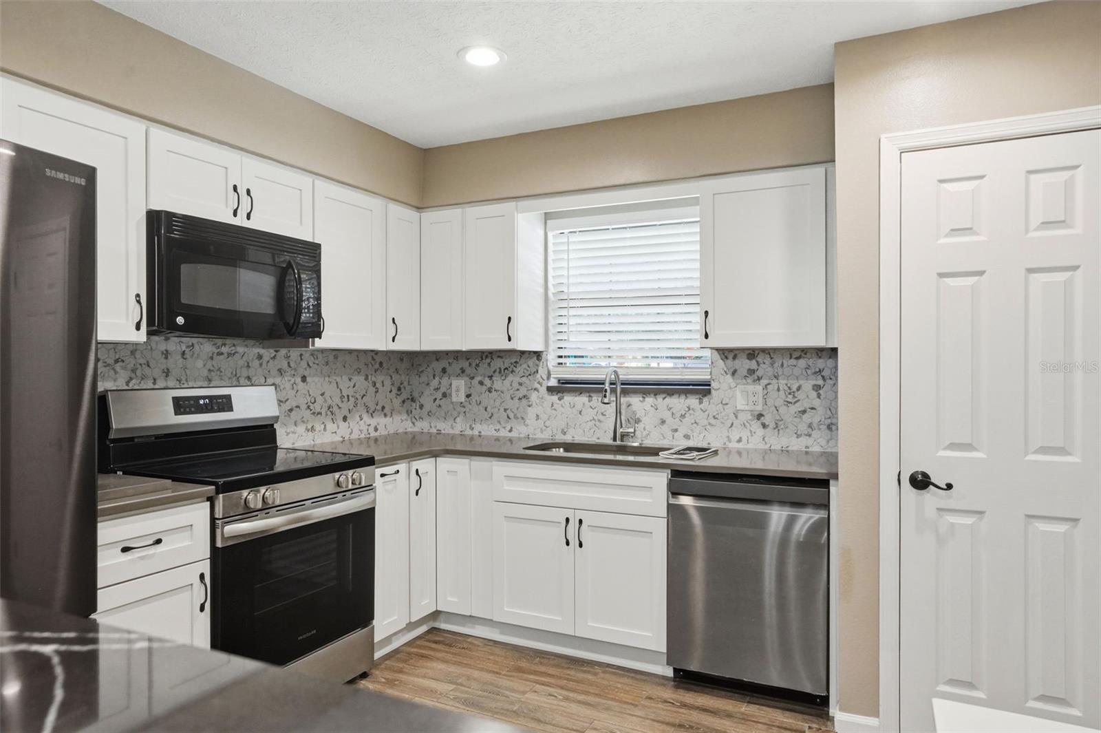 Image 11 of 38 For 913 Candlebrook Lane