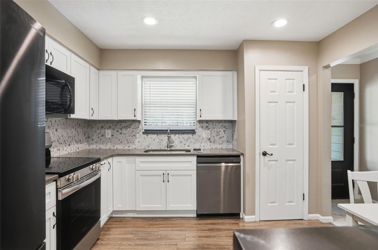 Image 12 of 38 For 913 Candlebrook Lane