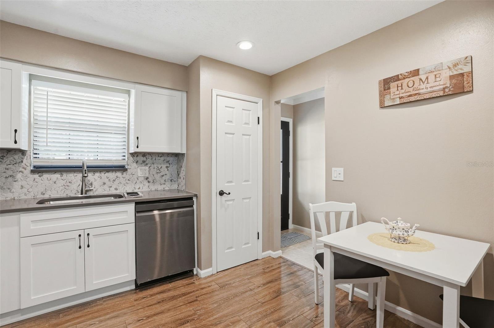 Image 13 of 38 For 913 Candlebrook Lane