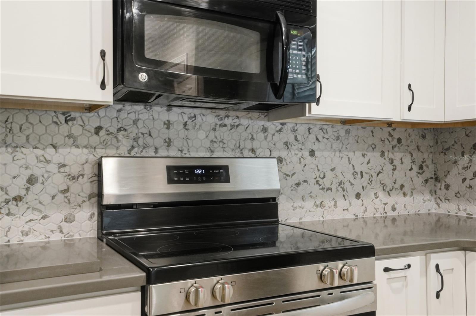 Image 16 of 38 For 913 Candlebrook Lane