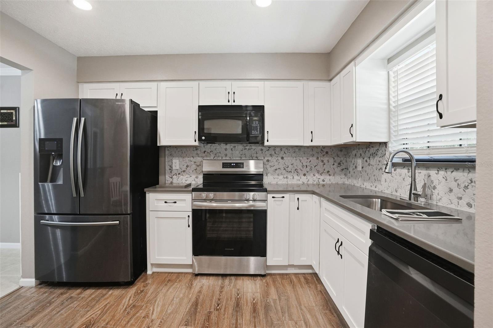 Image 3 of 38 For 913 Candlebrook Lane