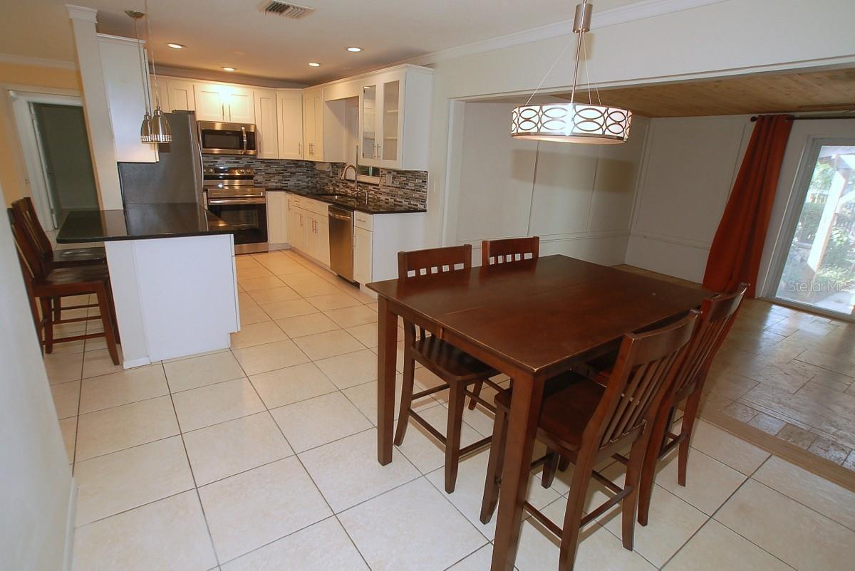 Image 12 of 63 For 468 Limewood Avenue