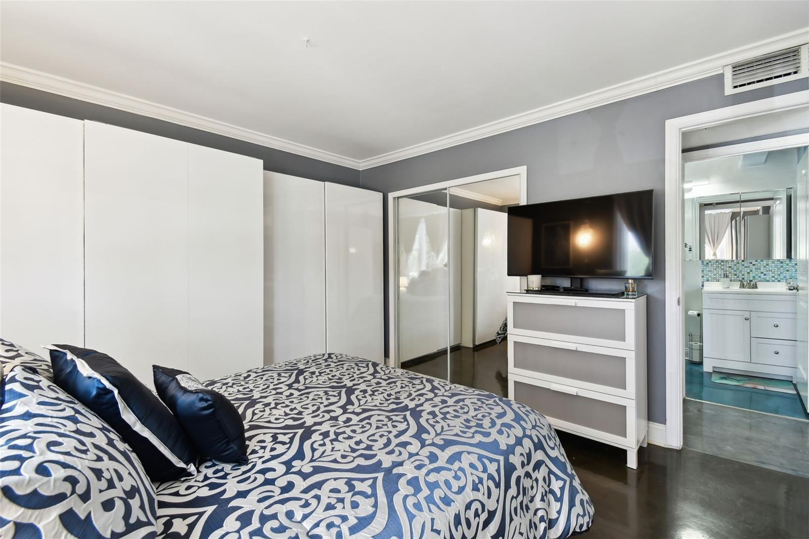 Image 18 of 34 For 255 Dolphin Point 207
