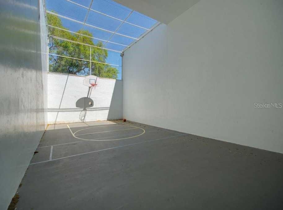 Image 80 of 97 For 10263 Gandy Boulevard N 2403