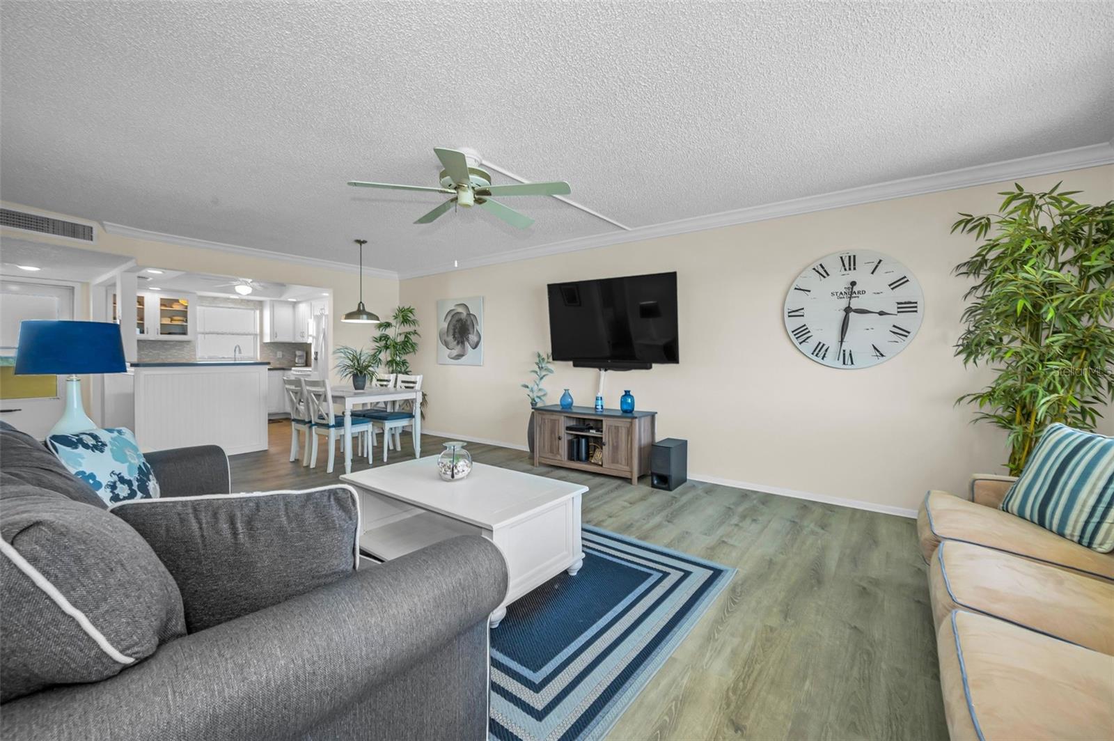 Image 20 of 64 For 4525 Cove Circle 1207