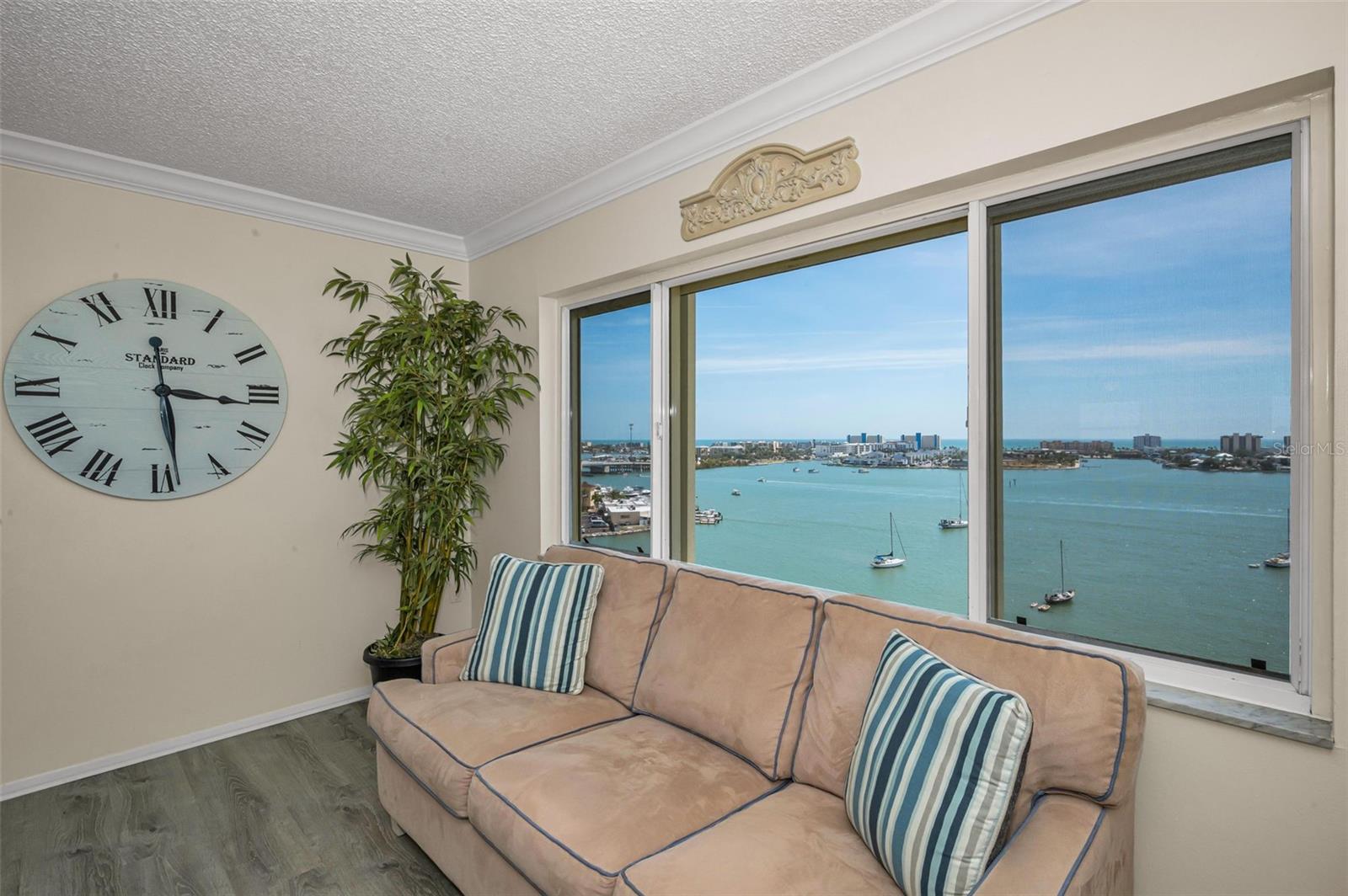 Image 21 of 64 For 4525 Cove Circle 1207