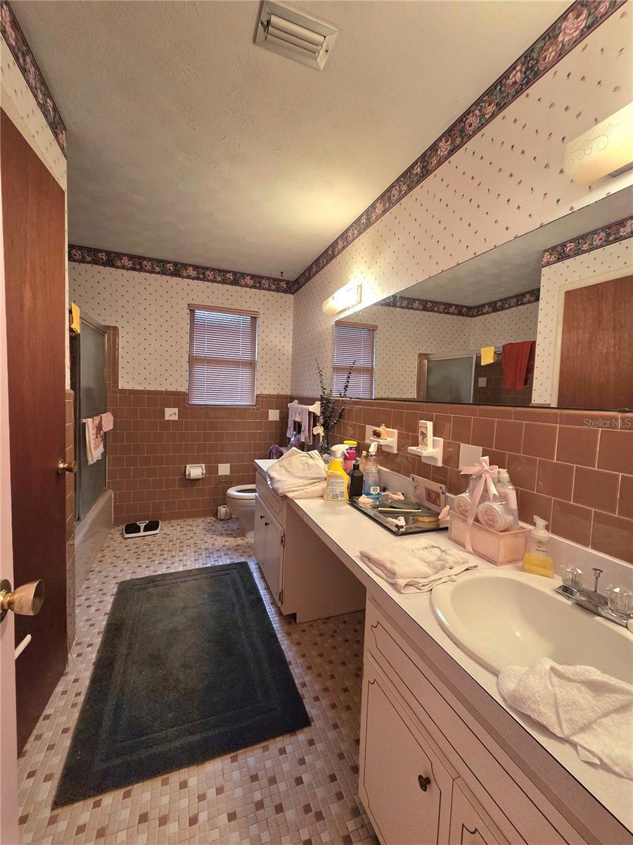 Image 15 of 17 For 843 Brookview Drive N