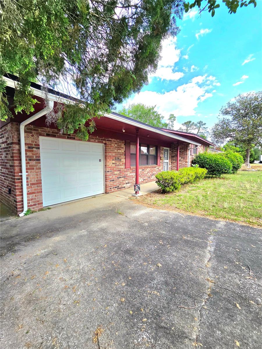 Image 3 of 17 For 843 Brookview Drive N