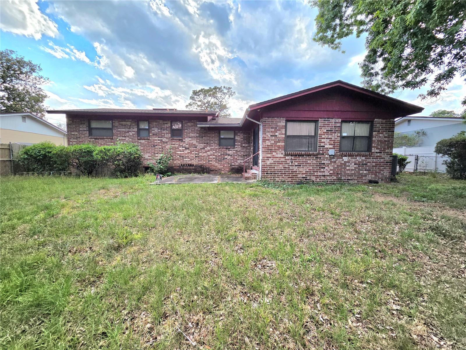 Image 4 of 17 For 843 Brookview Drive N