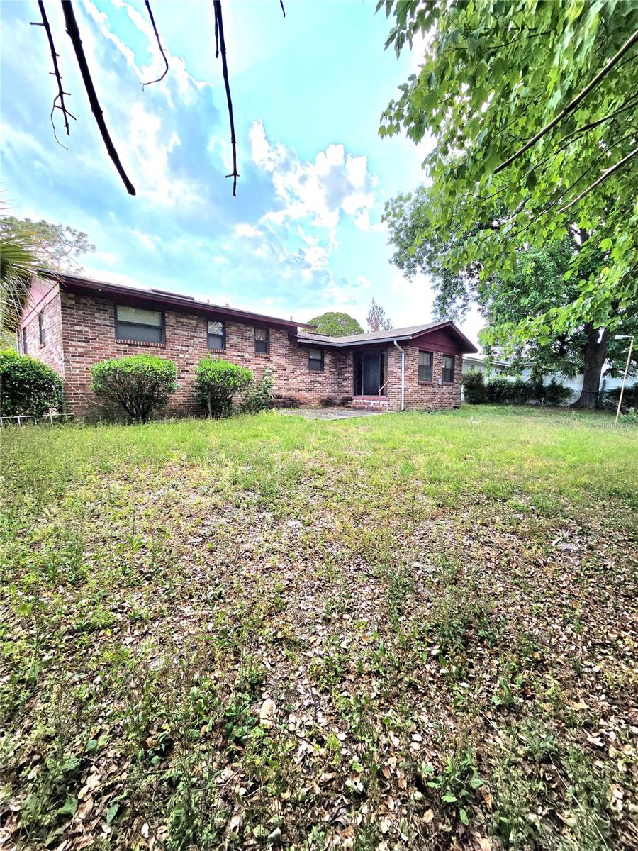 Image 5 of 17 For 843 Brookview Drive N