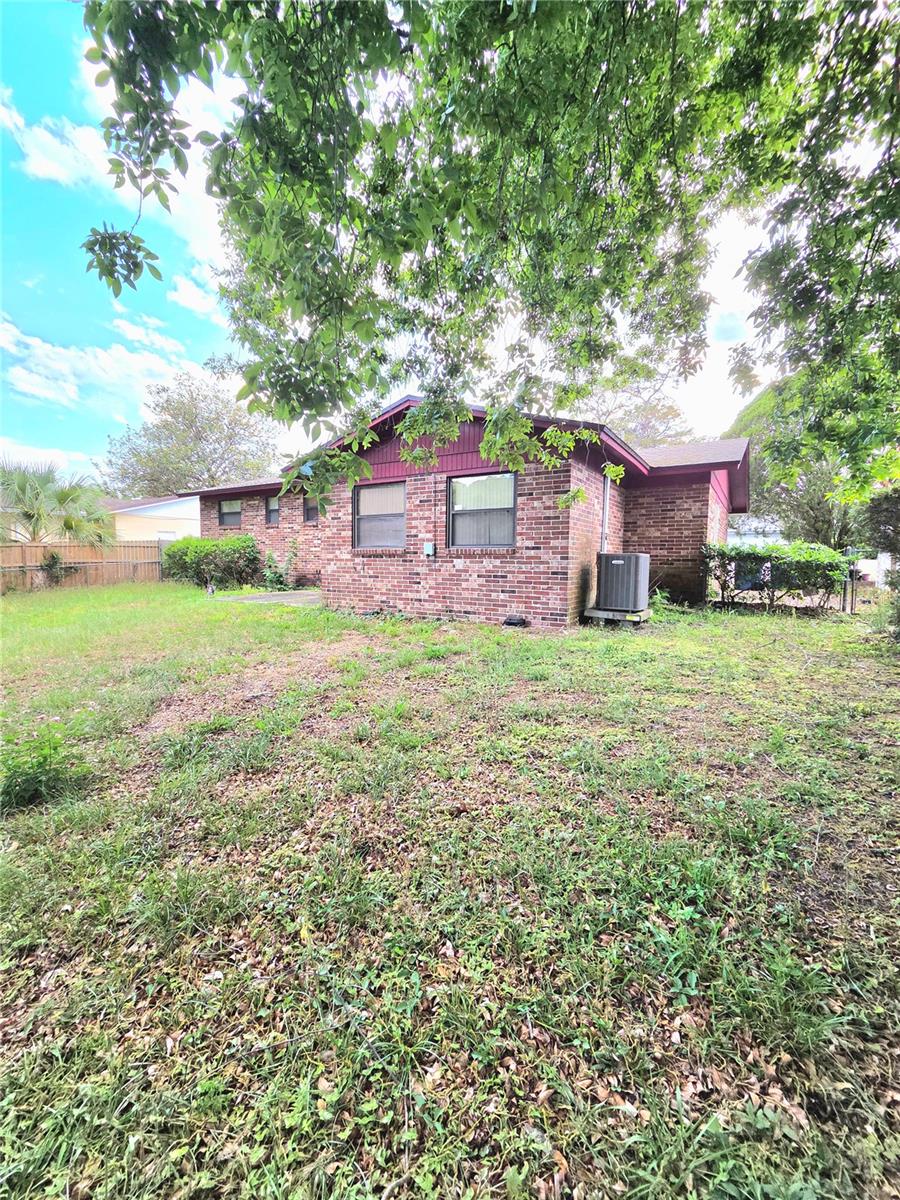 Image 6 of 17 For 843 Brookview Drive N