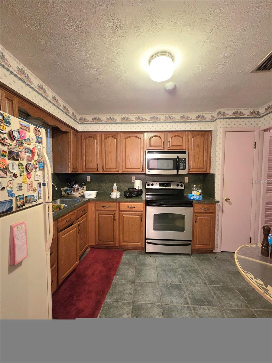 Image 7 of 17 For 843 Brookview Drive N