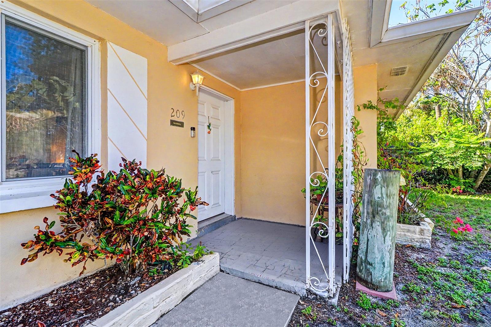 Image 3 of 28 For 209 Aurora Avenue