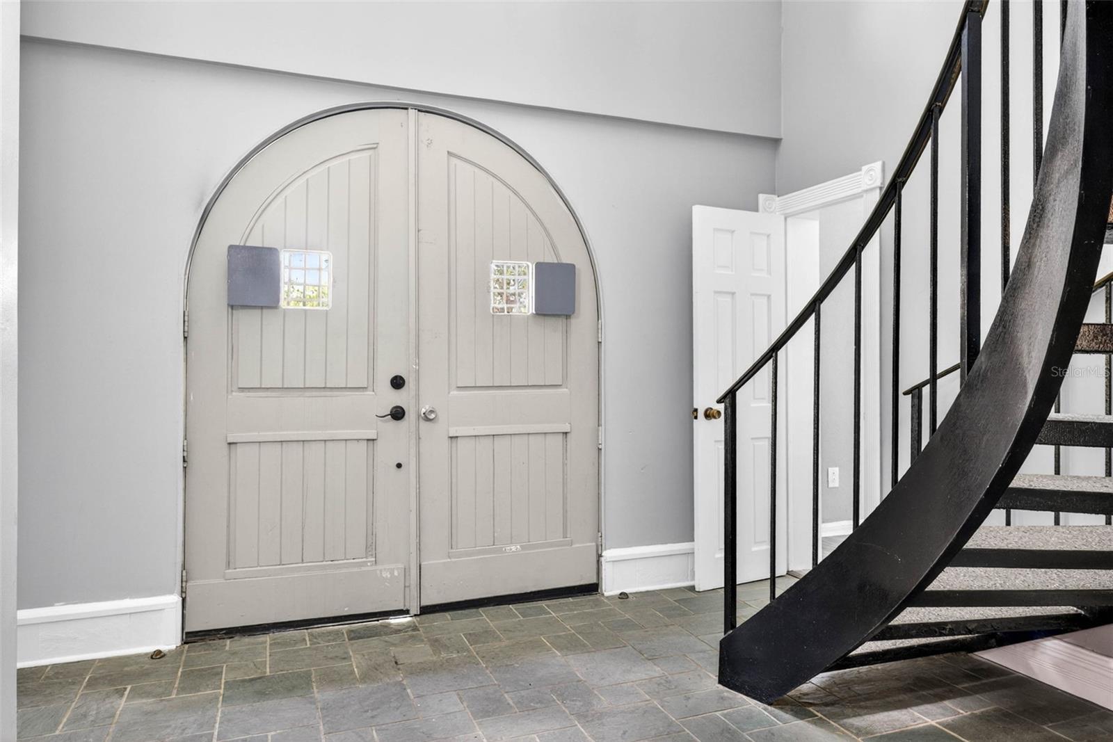 Image 10 of 67 For 305 Bannockburn Avenue
