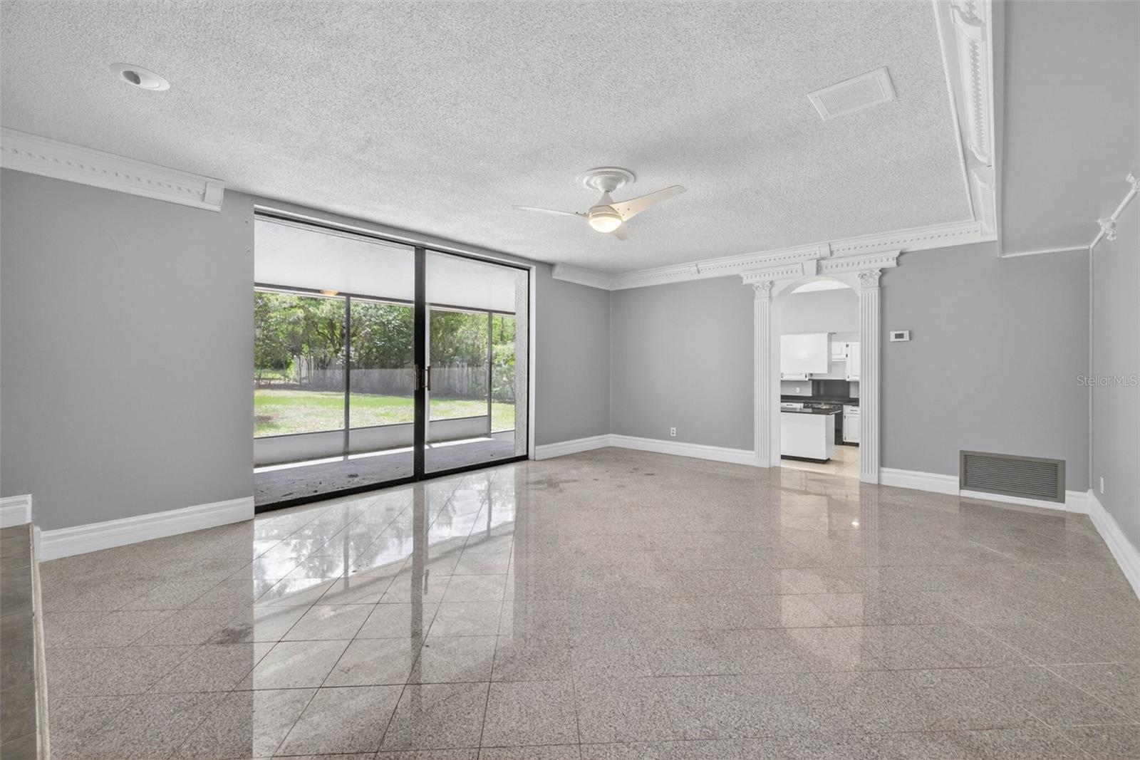 Image 14 of 67 For 305 Bannockburn Avenue