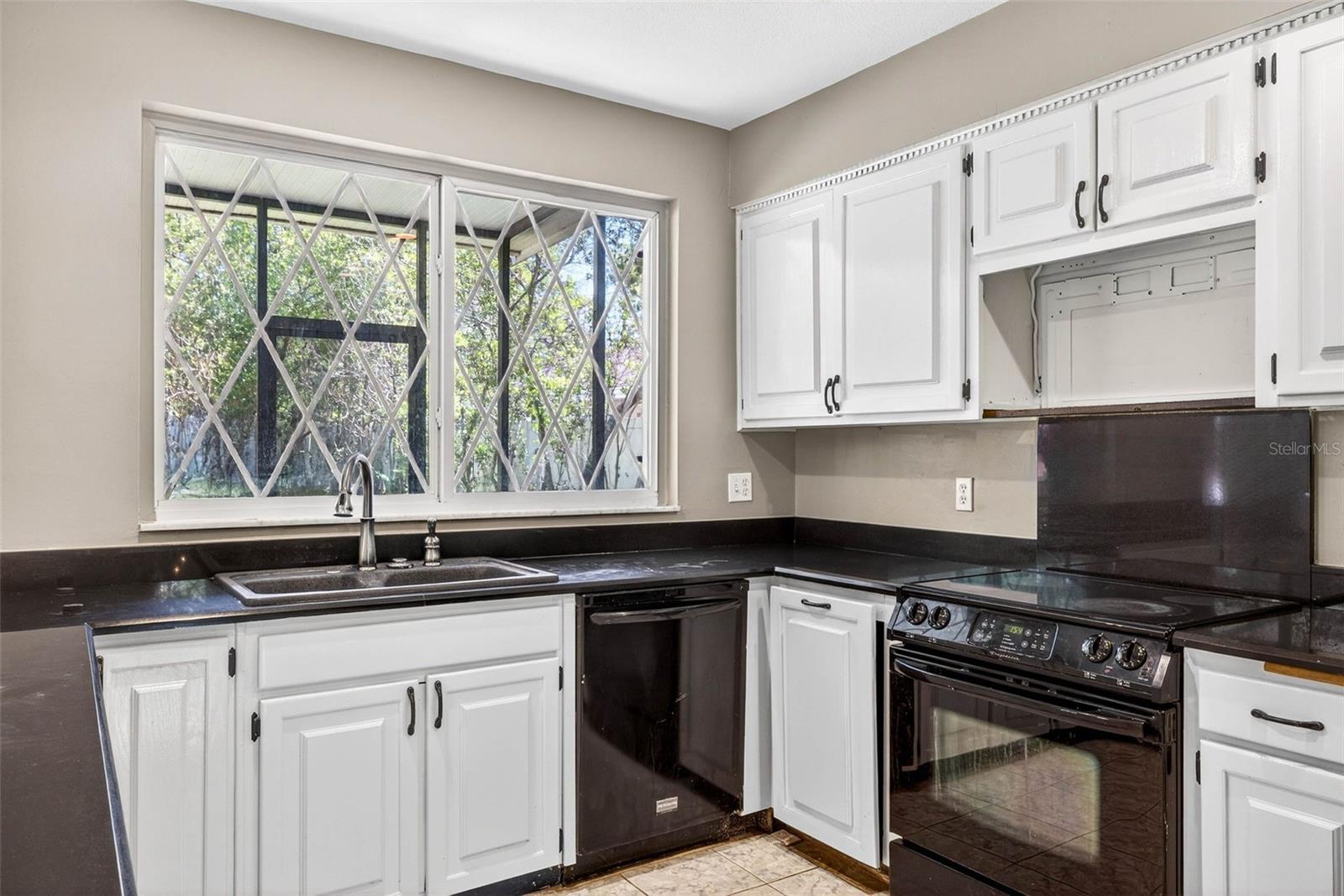Image 17 of 67 For 305 Bannockburn Avenue