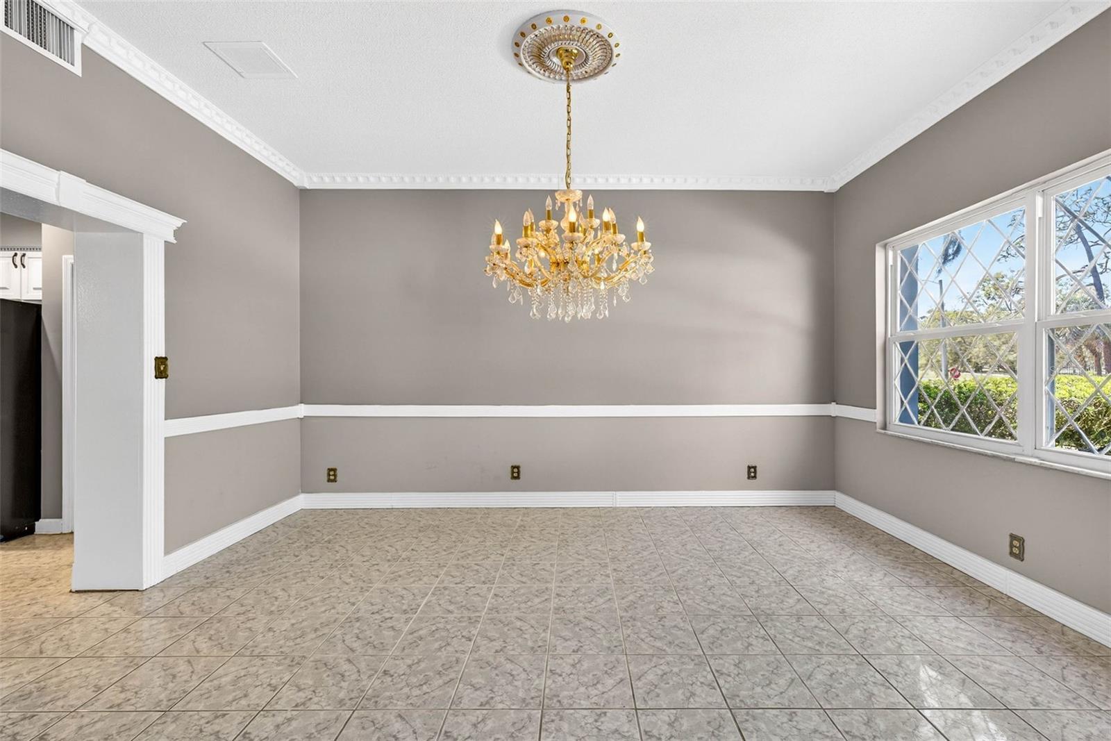 Image 25 of 67 For 305 Bannockburn Avenue