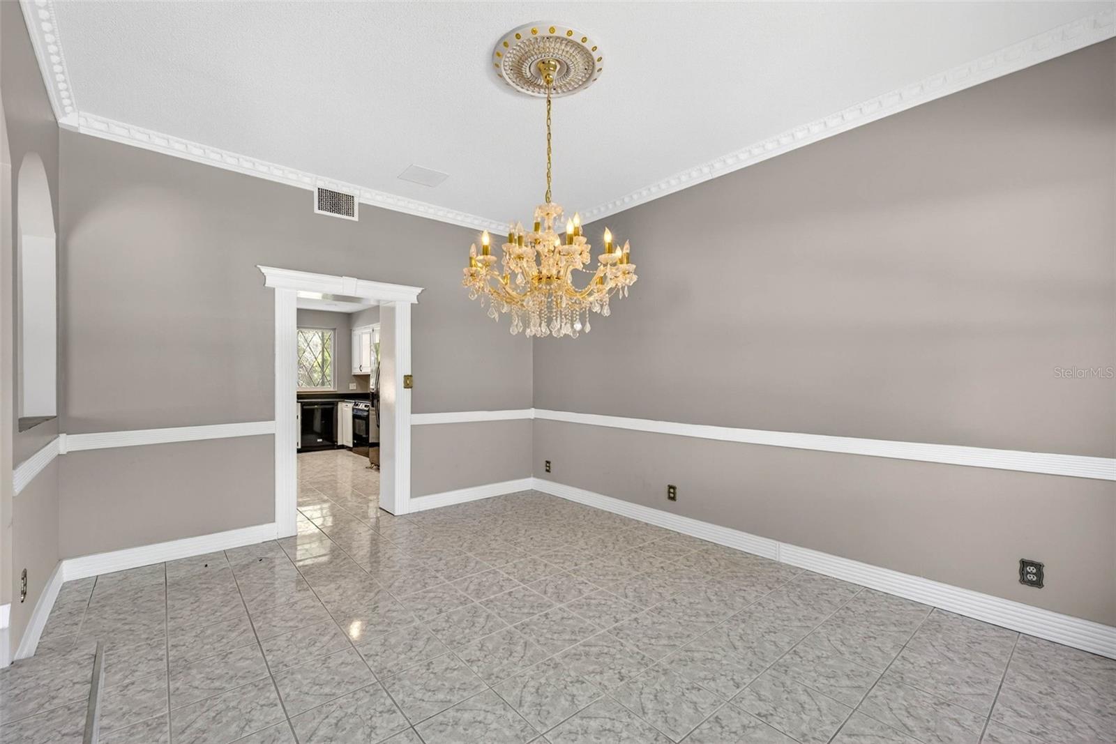 Image 27 of 67 For 305 Bannockburn Avenue