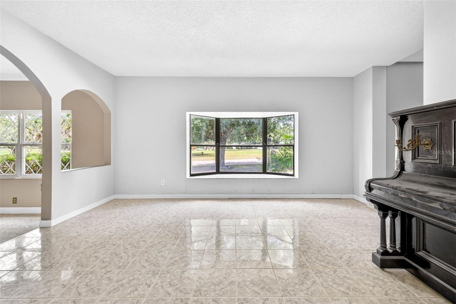 Image 30 of 67 For 305 Bannockburn Avenue