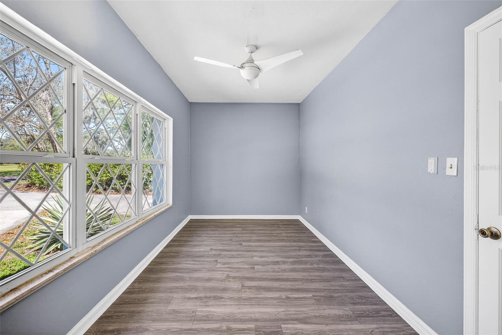 Image 31 of 67 For 305 Bannockburn Avenue