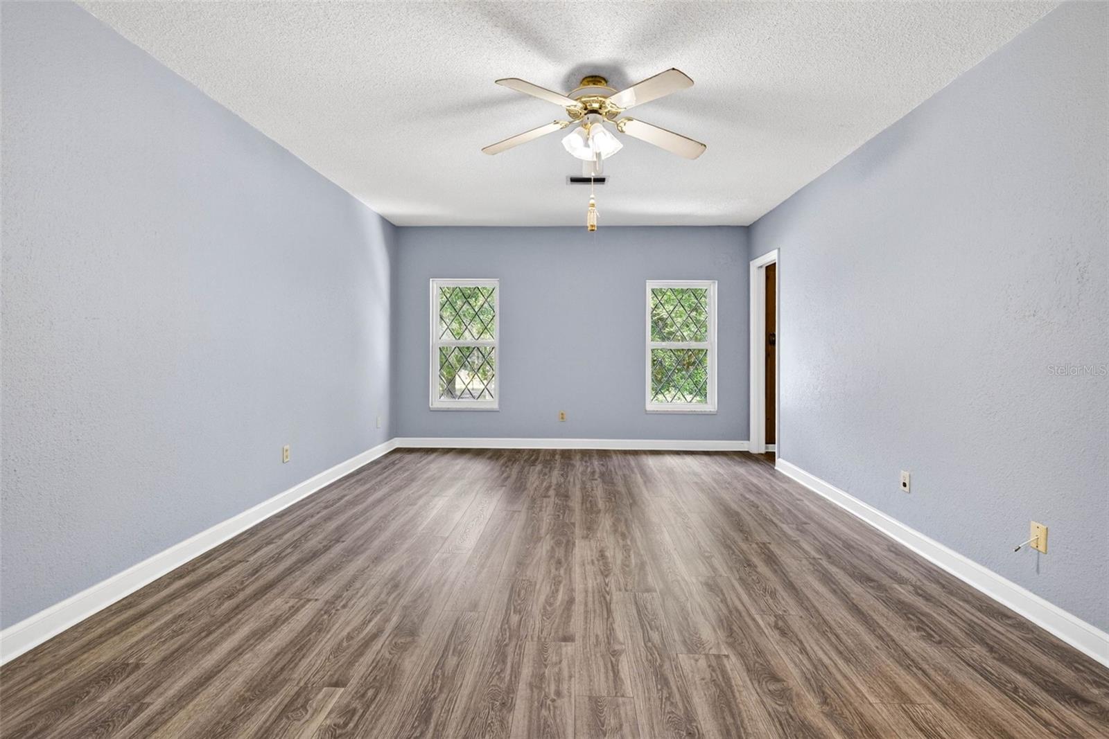 Image 34 of 67 For 305 Bannockburn Avenue