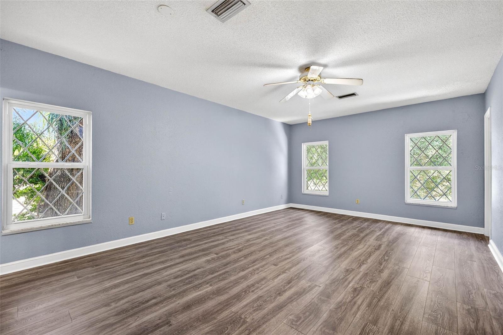 Image 35 of 67 For 305 Bannockburn Avenue