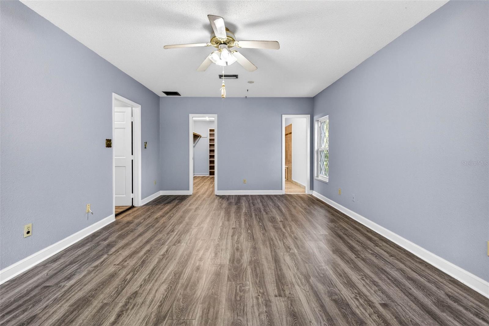 Image 36 of 67 For 305 Bannockburn Avenue