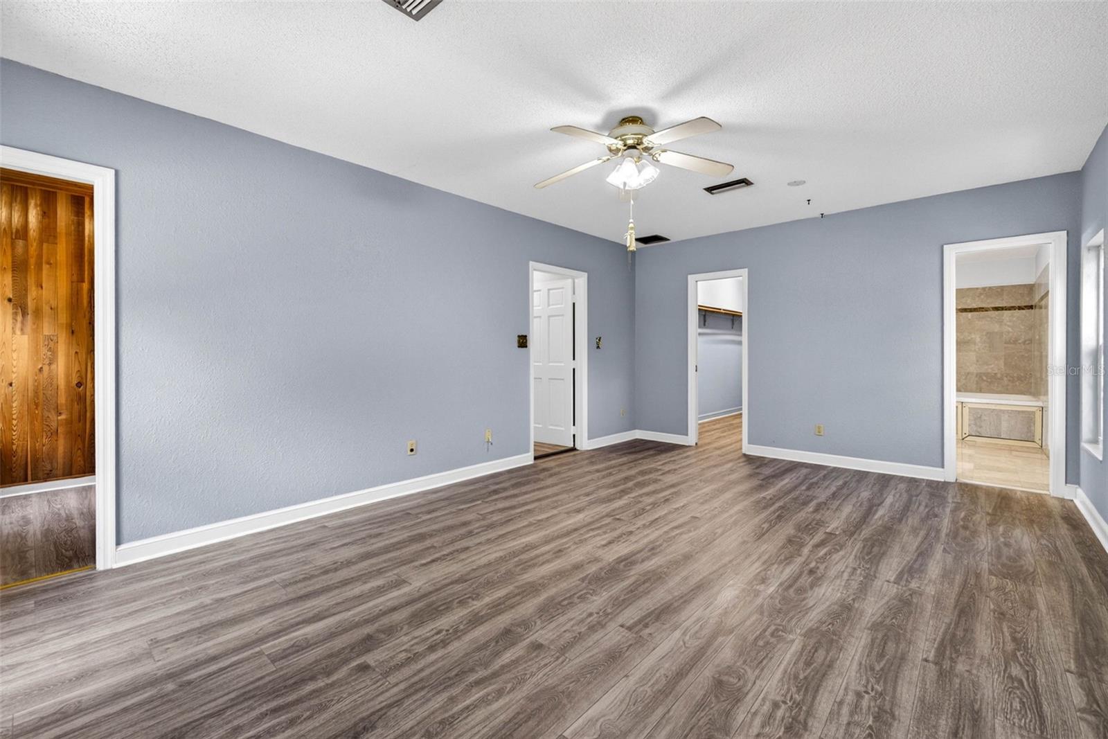 Image 37 of 67 For 305 Bannockburn Avenue