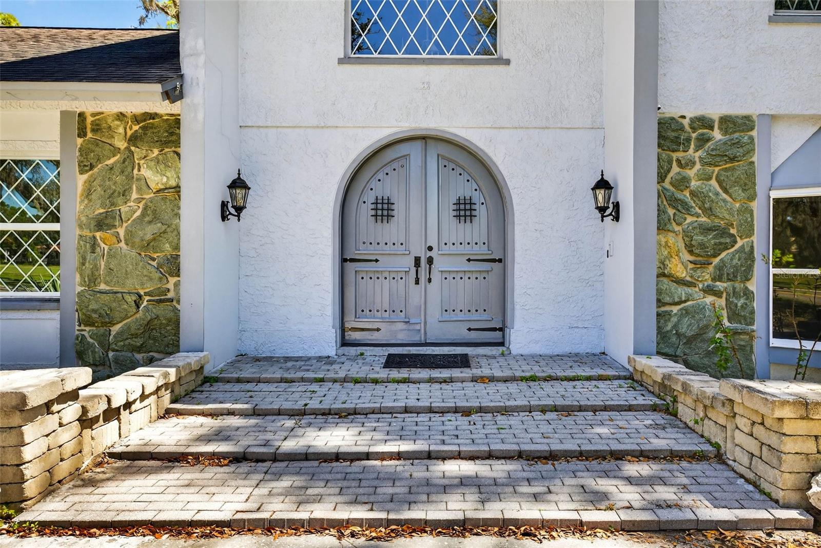 Image 4 of 67 For 305 Bannockburn Avenue