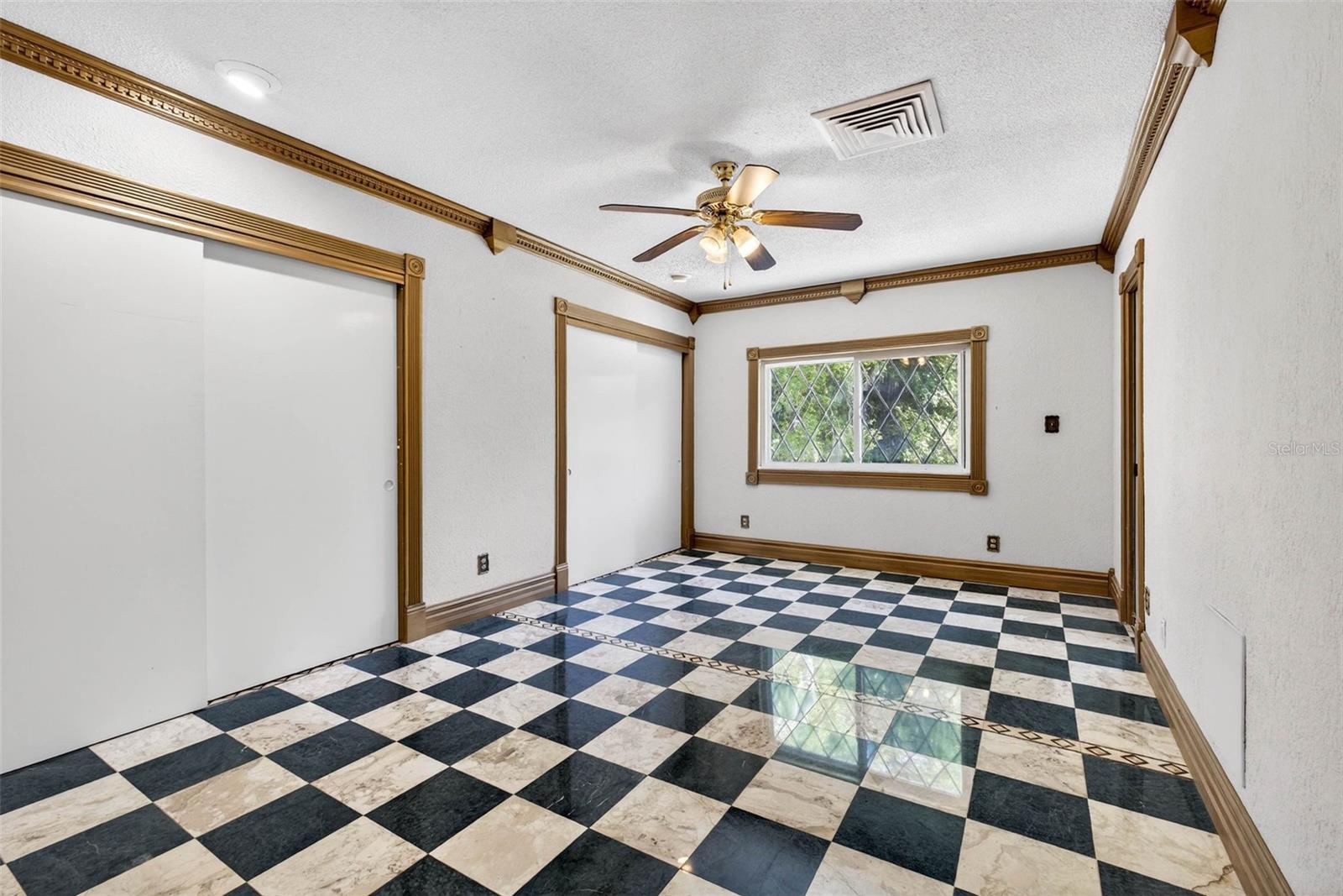 Image 43 of 67 For 305 Bannockburn Avenue