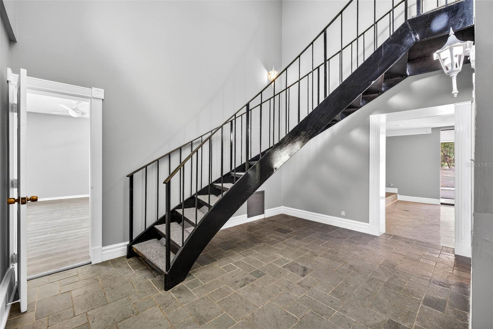 Image 8 of 67 For 305 Bannockburn Avenue