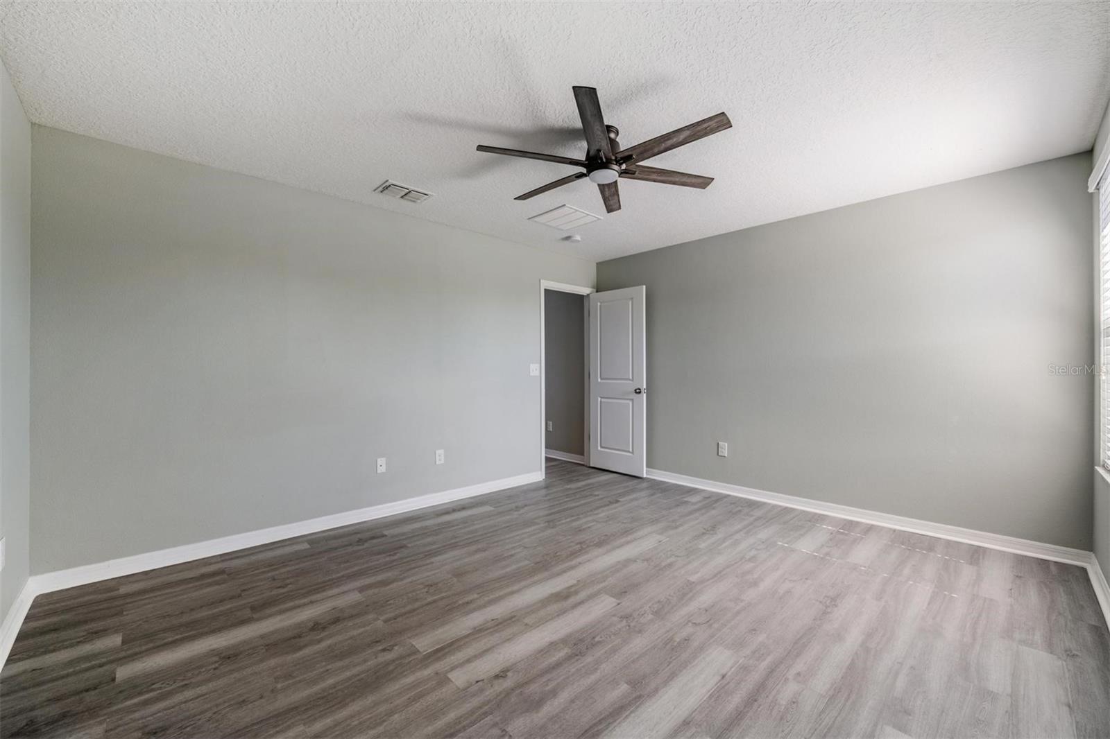 Image 17 of 55 For 253 Cascade Bend Drive