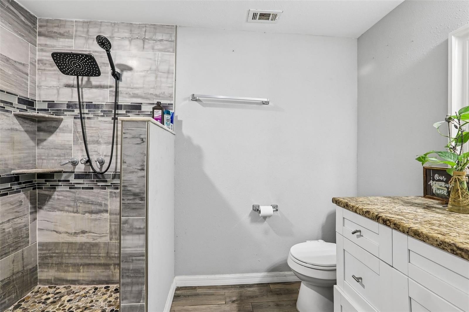Image 11 of 25 For 14520 Geneva Dr
