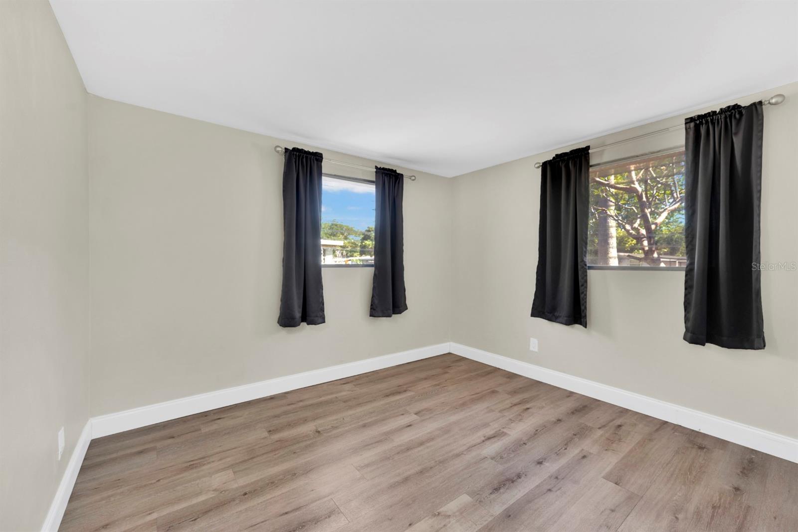 Image 19 of 30 For 10597 110th Avenue