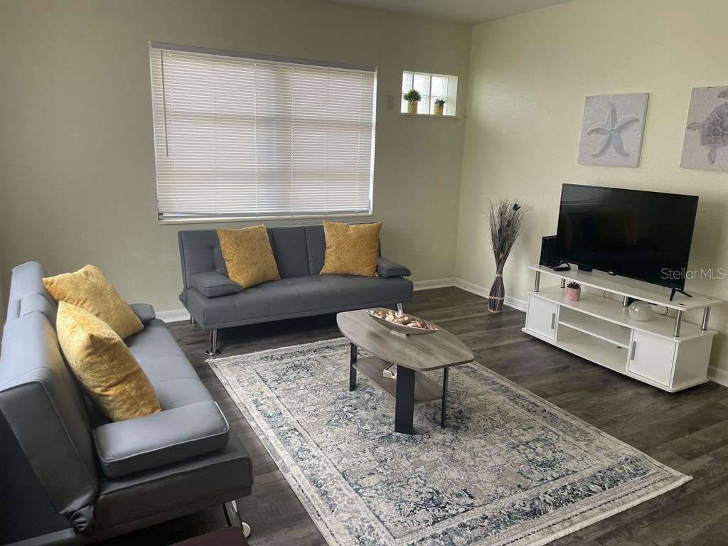 Image 2 of 9 For 25 6th Avenue Se