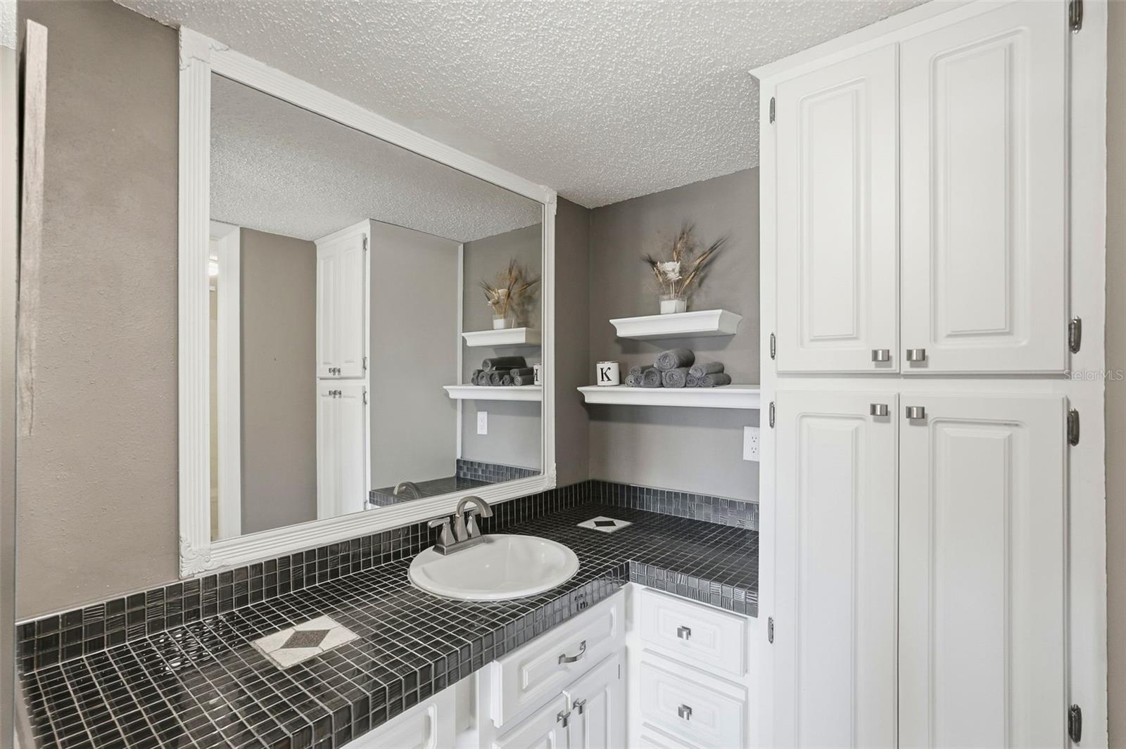 Listing photo id 27 for 1060 Pinellas Bayway S 204