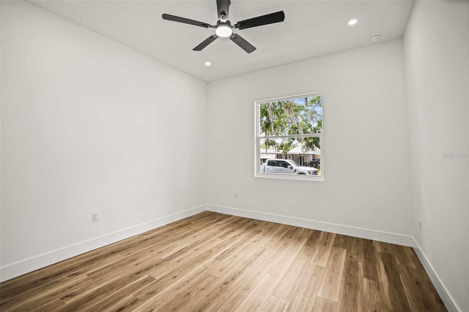 Image 18 of 62 For 330 Archimedes Street