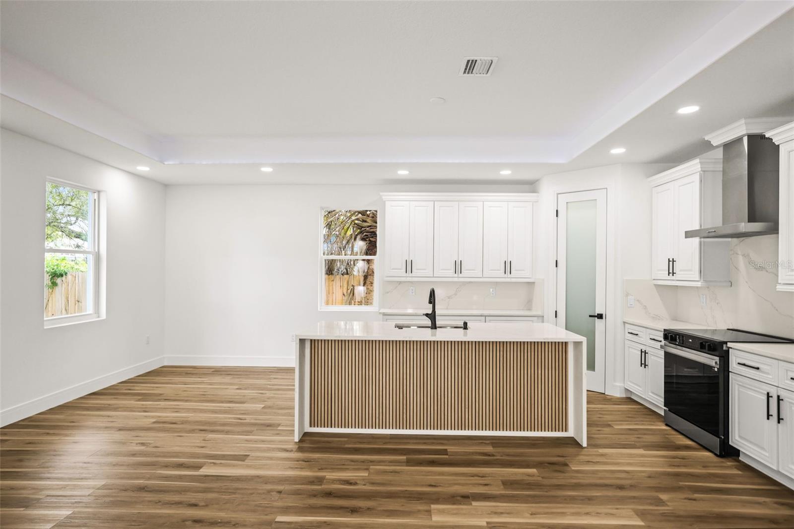 Image 6 of 62 For 330 Archimedes Street