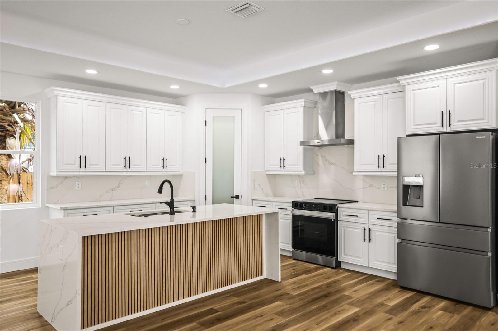 Image 7 of 62 For 330 Archimedes Street