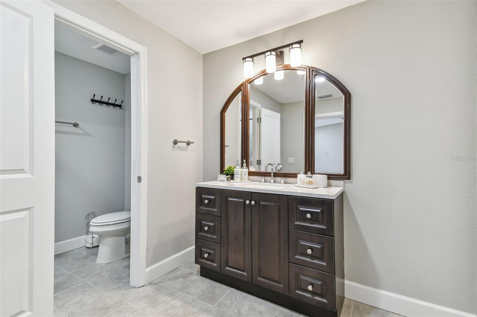 Listing photo id 12 for 414 Joyce Avenue