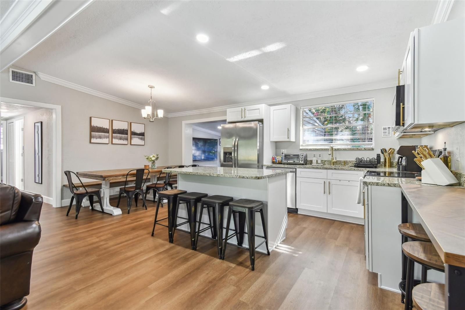 Listing photo id 16 for 414 Joyce Avenue