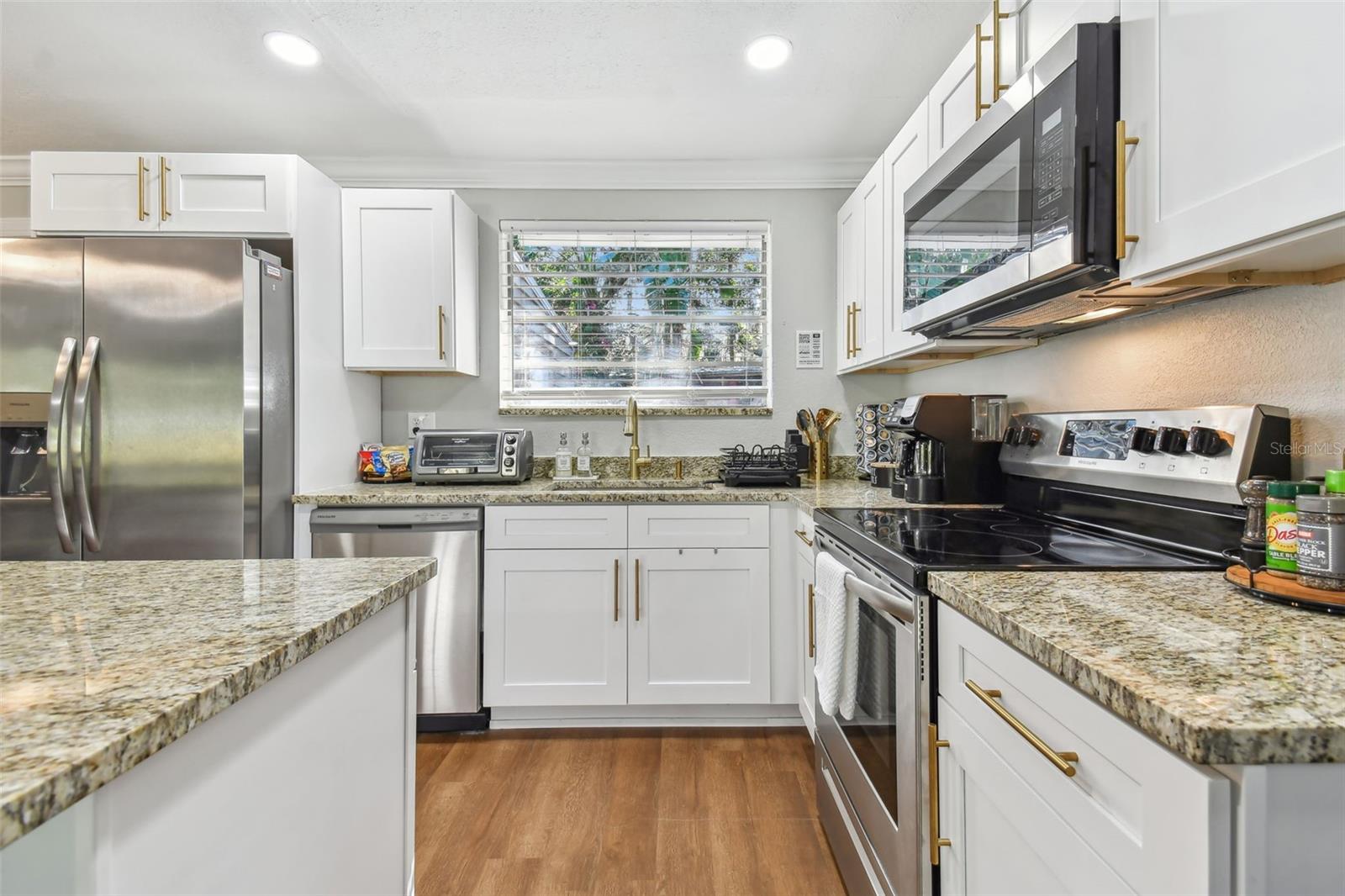 Listing photo id 18 for 414 Joyce Avenue