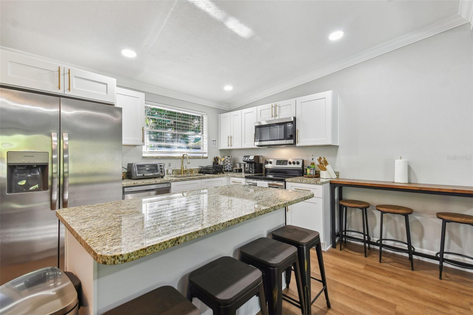 Listing photo id 21 for 414 Joyce Avenue